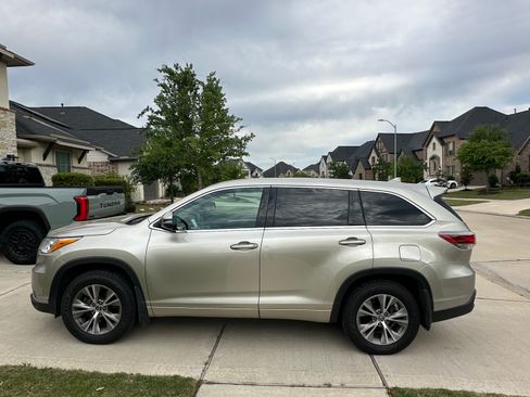 Used 2016 Toyota Highlander LE AWD/4WD image 5