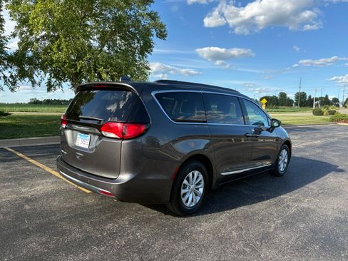 Used 2017 Chrysler Pacifica Touring-L FWD image 4
