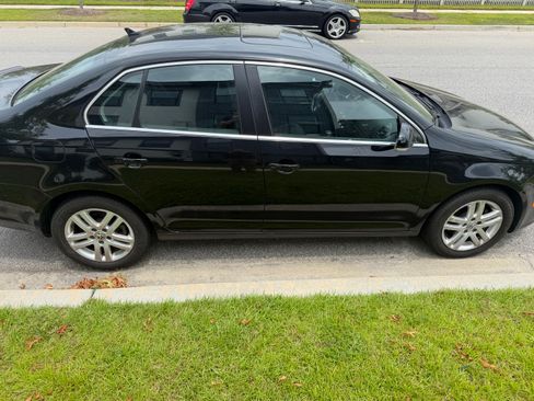 Used 2010 Volkswagen Jetta TDI FWD image 8