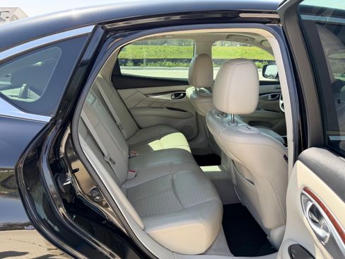 Used 2011 INFINITI M56 w/ Sport Pkg RWD image 15
