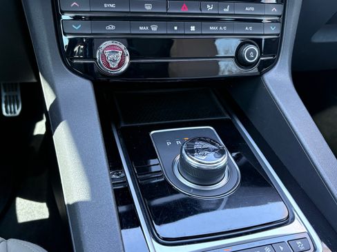 Used 2017 Jaguar F-PACE Prestige image 30