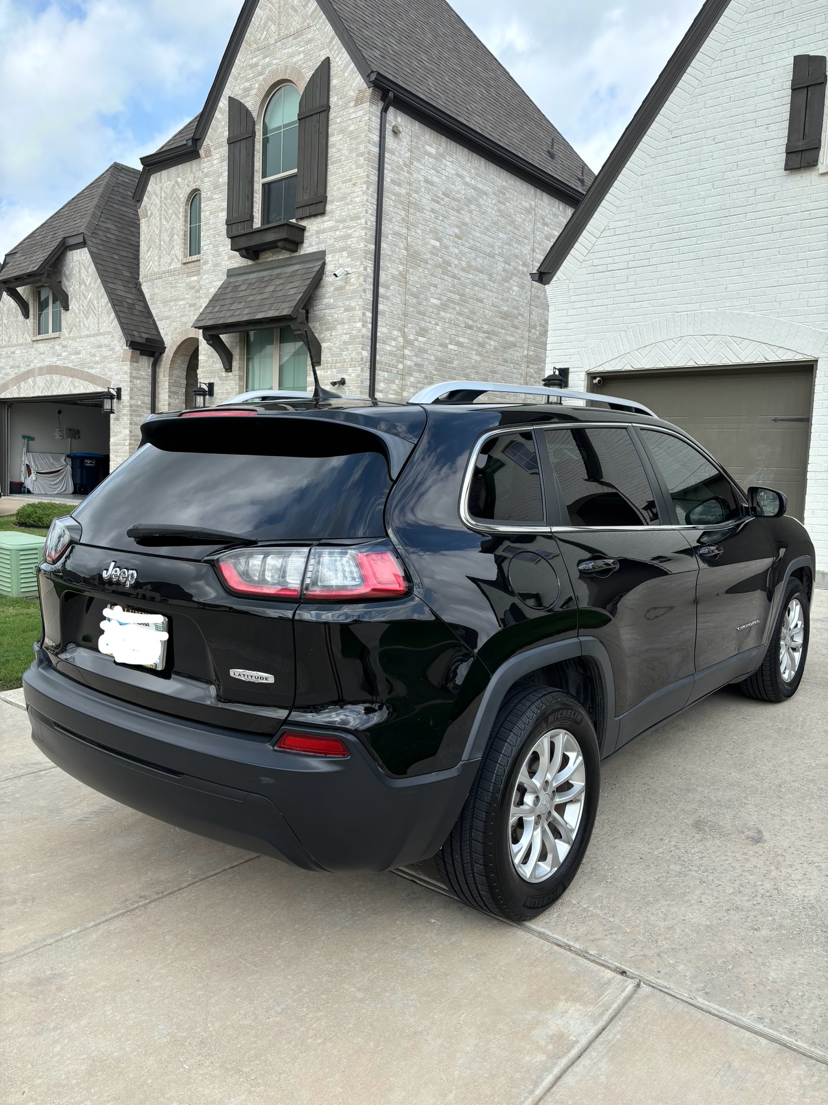 Used 2019 Jeep Cherokee Latitude w/ Popular Appearance Group FWD image 2