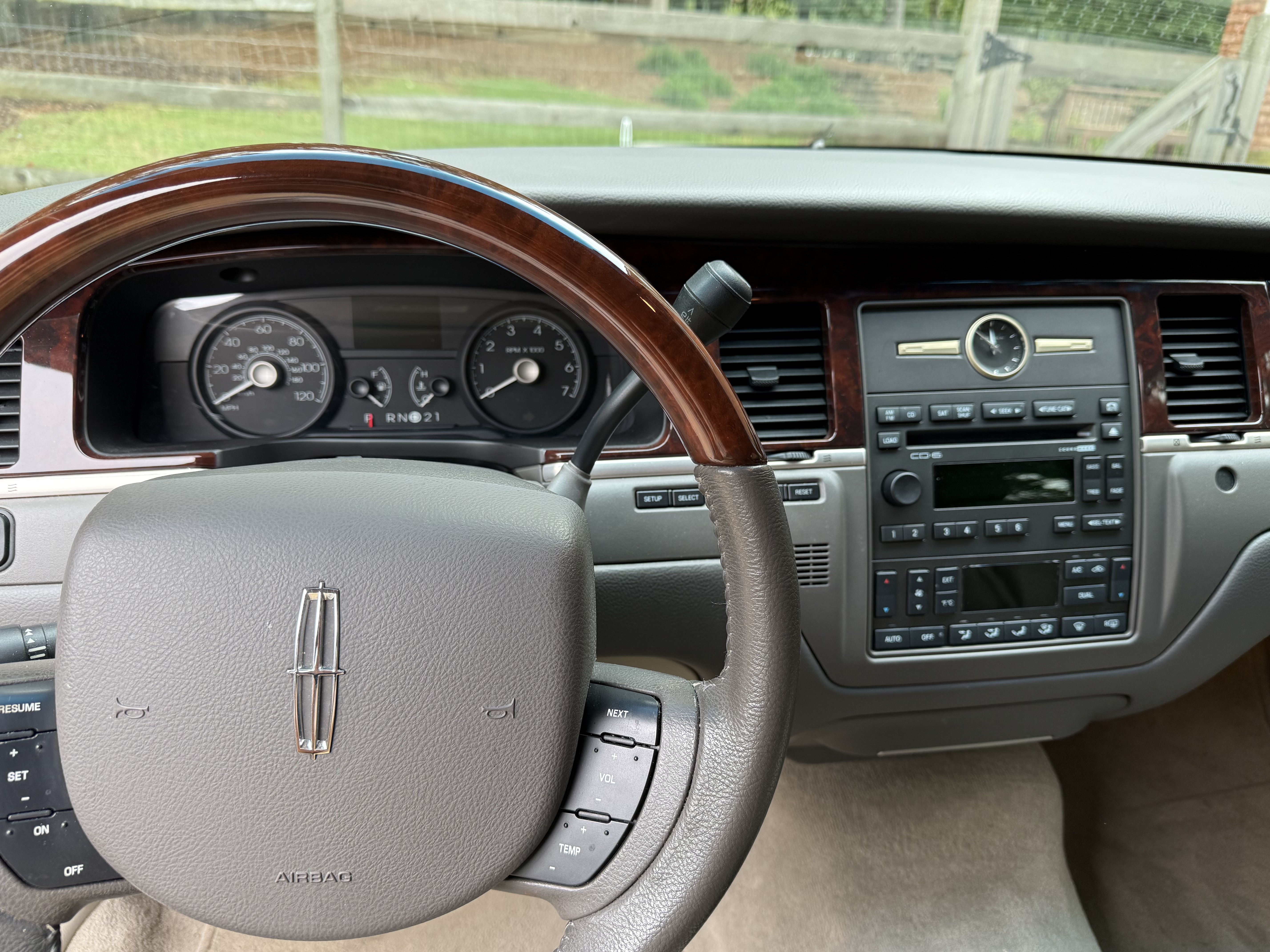 Used 2010 Lincoln Town Car Signature Limited RWD image 11