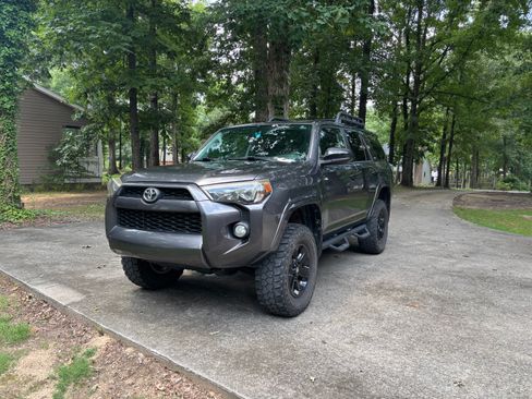 Used 2016 Toyota 4Runner 4WD image 1