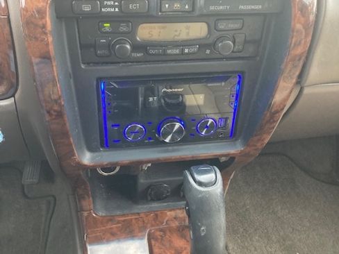 Used 2000 Toyota 4Runner Limited image 10