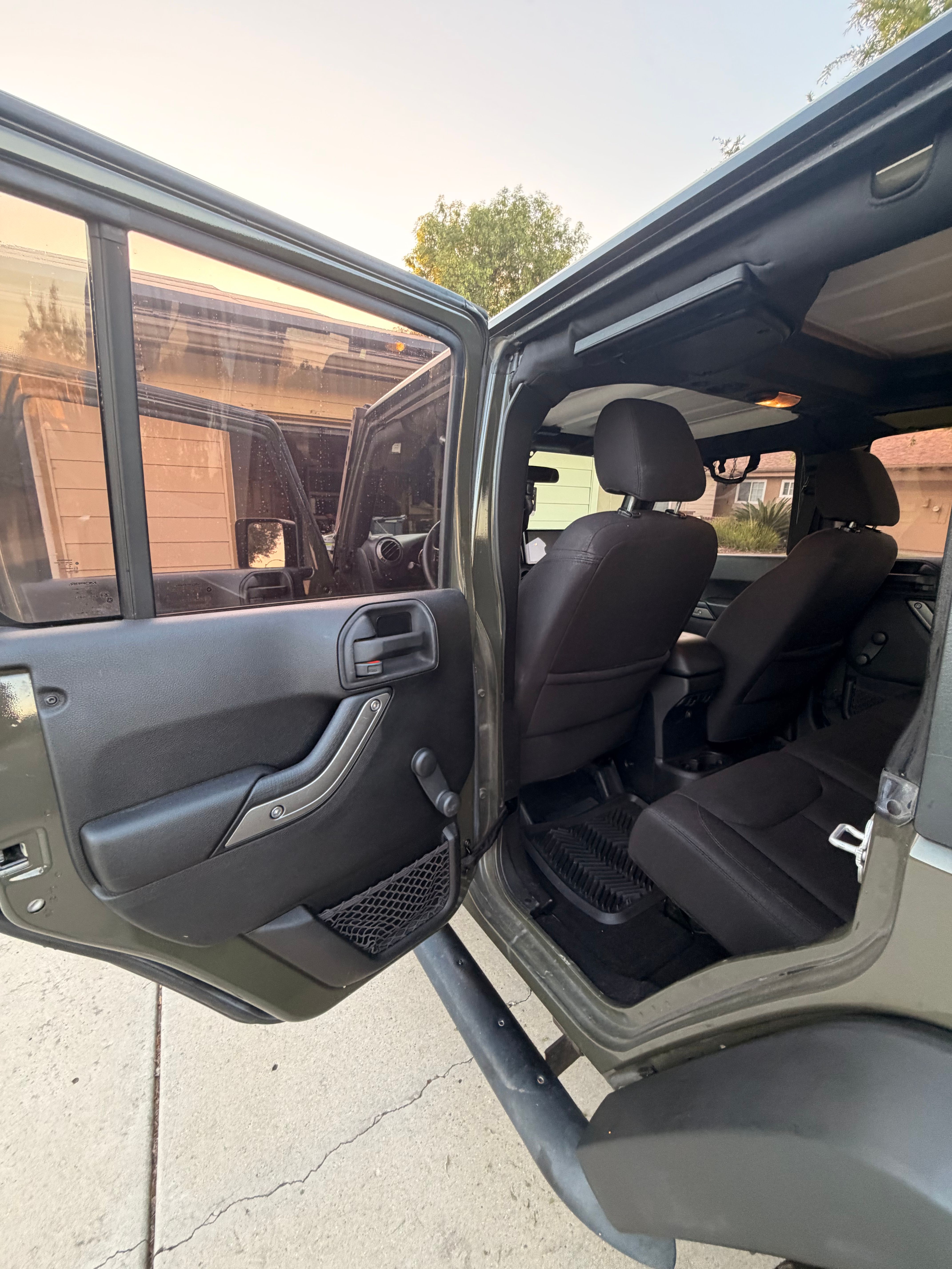 Used 2015 Jeep Wrangler Unlimited Sport w/ Connectivity Group AWD/4WD image 10