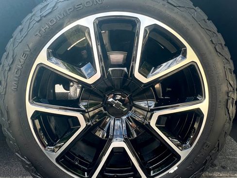 Used 2022 Chevrolet Tahoe RST w/ Luxury Package AWD/4WD image 12