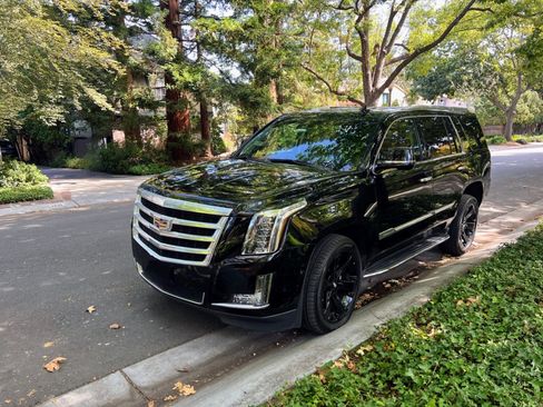 Used 2018 Cadillac Escalade Luxury image 4