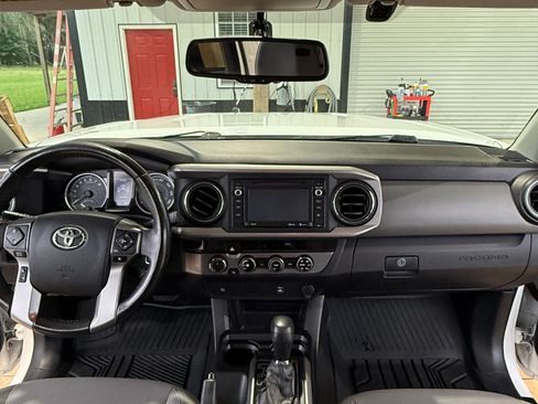 Used 2017 Toyota Tacoma SR5 w/ Tow Package AWD/4WD image 14
