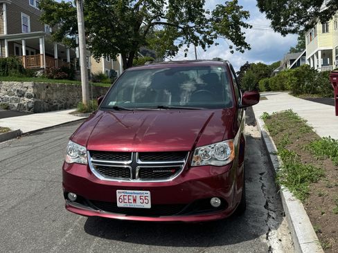 Used 2019 Dodge Grand Caravan SXT FWD image 2