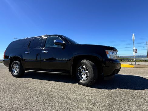 Used 2014 Chevrolet Suburban LT image 14
