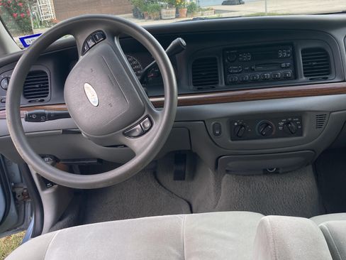 Used 2004 Ford Crown Victoria image 33