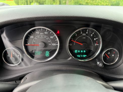 Used 2017 Jeep Wrangler Unlimited Sahara w/ Connectivity Group AWD/4WD image 8