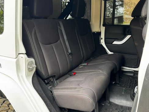 Used 2015 Jeep Wrangler Unlimited Sahara w/ Connectivity Group image 15