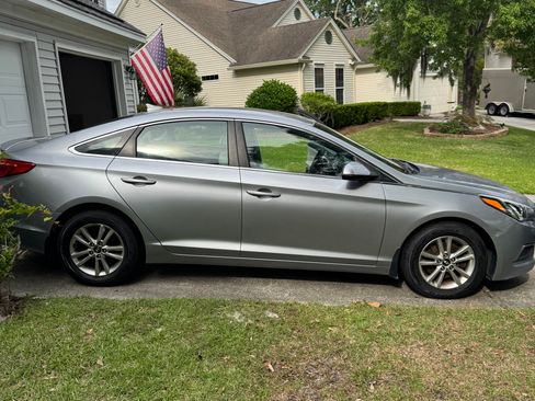 Used 2017 Hyundai Sonata SE FWD image 2