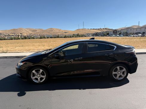Used 2017 Chevrolet Volt LT w/ Comfort Package FWD image 2