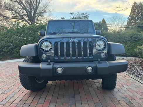 Used 2017 Jeep Wrangler Rubicon w/ Power Convenience Group image 9