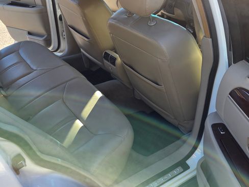 Used 2008 Lincoln Town Car Signature Limited image 18