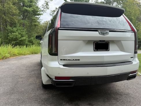 Used 2022 Cadillac Escalade Sport w/ Touring Package image 5