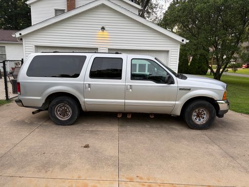 Used 2000 Ford Excursion XLT RWD image 2