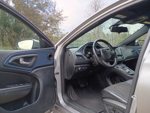 Used 2015 Chrysler 200 S image 8