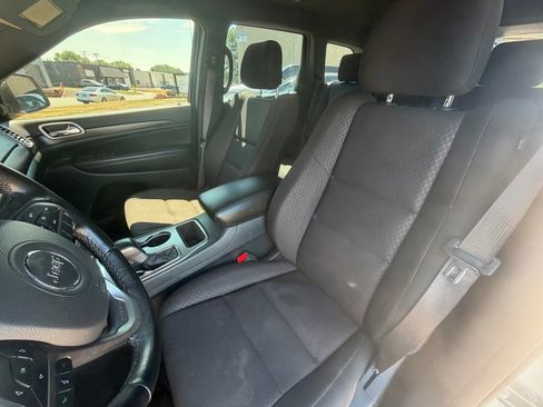 Used 2020 Jeep Grand Cherokee Laredo w/ Security & Convenience Group AWD/4WD image 11