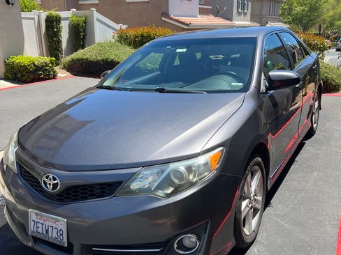 Used 2014 Toyota Camry SE FWD image 1