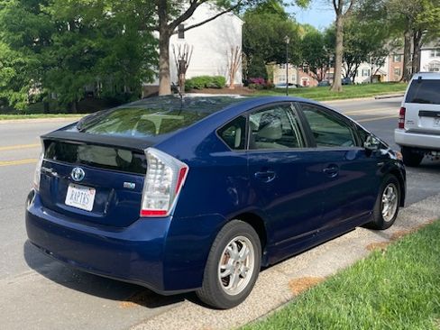 Used 2010 Toyota Prius Five image 2