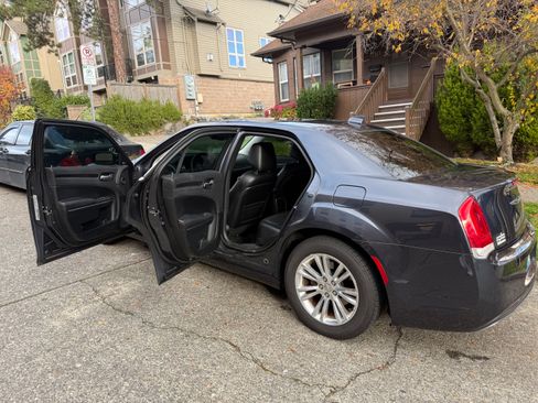 Used 2016 Chrysler 300 C image 9