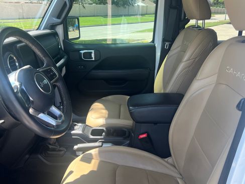 Used 2018 Jeep Wrangler Unlimited Sahara AWD/4WD image 24