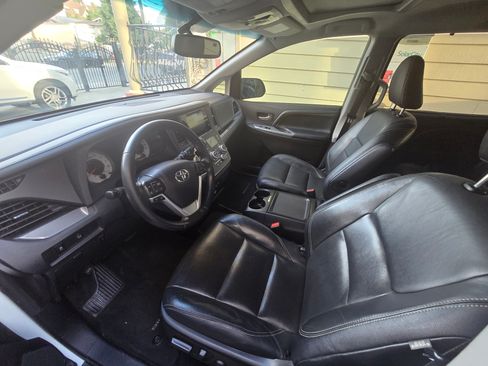 Used 2015 Toyota Sienna SE Premium image 8