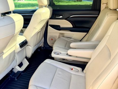 Used 2015 Toyota Highlander Limited Platinum image 14