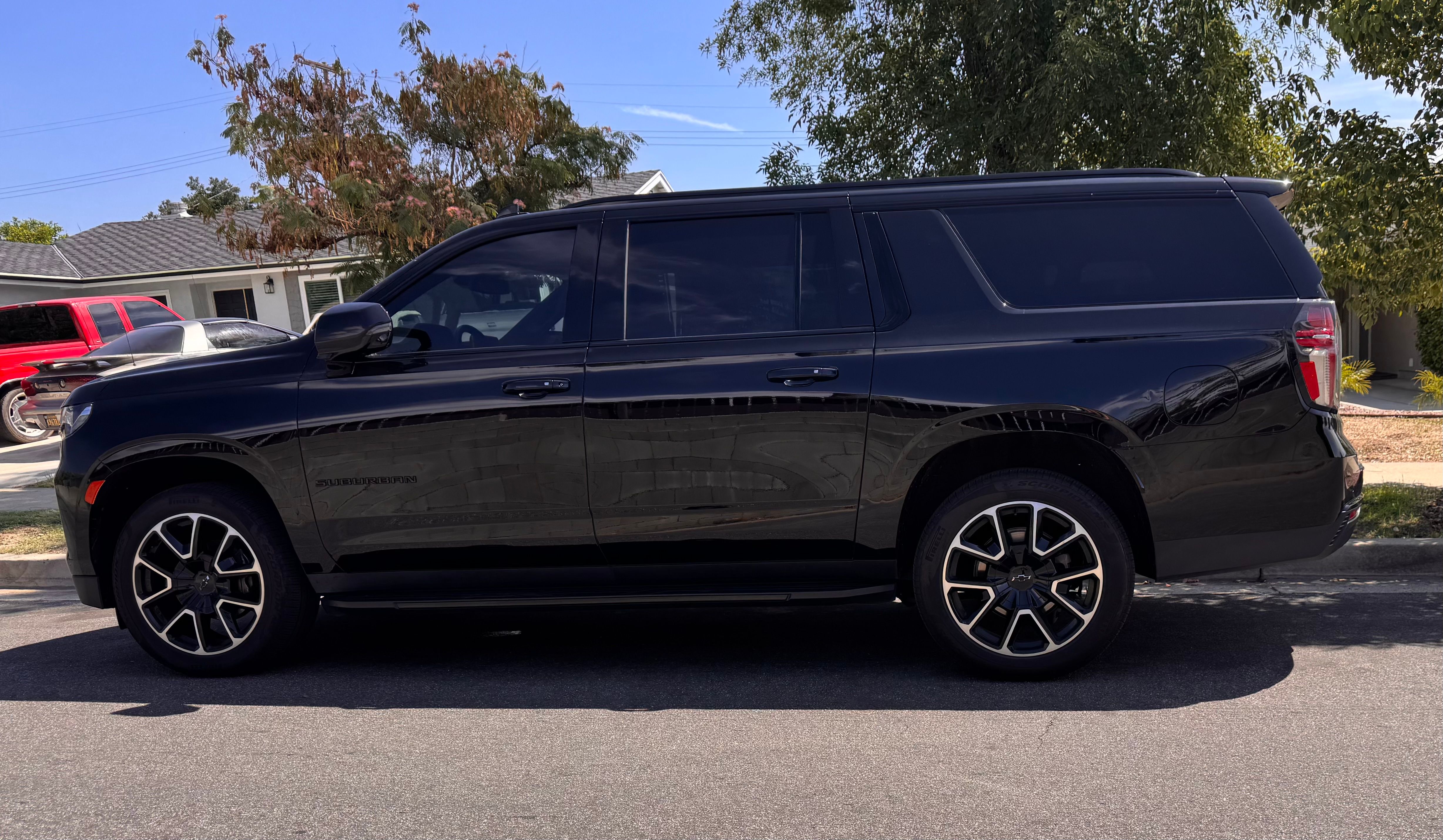 Used 2023 Chevrolet Suburban RST w/ Luxury Package RWD image 4