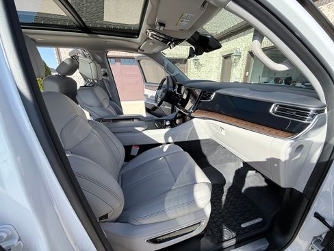 Used 2023 Jeep Grand Wagoneer 4WD w/ Convenience Group III image 6