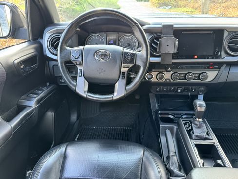 Used 2019 Toyota Tacoma TRD Sport image 13