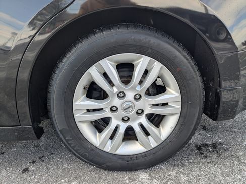 Used 2011 Nissan Altima 2.5 S w/ Special Edition Pkg image 9