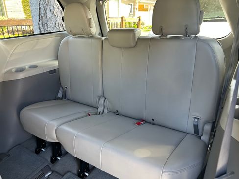 Used 2011 Toyota Sienna XLE w/ XLE Navigation Pkg image 12