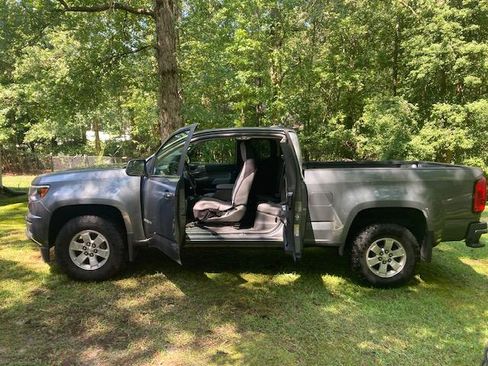 Used 2019 Chevrolet Colorado W/T w/ WT Convenience Package RWD image 2