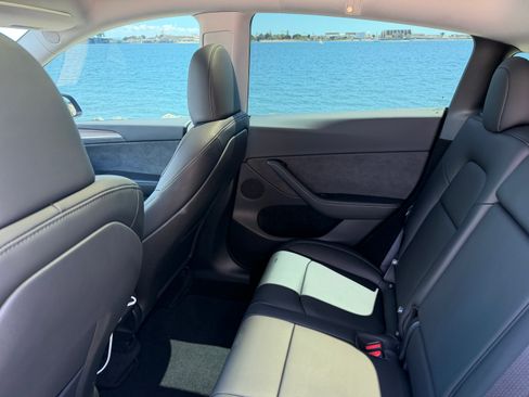 Used 2025 Tesla Model Y Long Range image 14