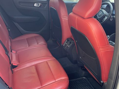 Used 2020 Volvo XC40 T4 Momentum image 4