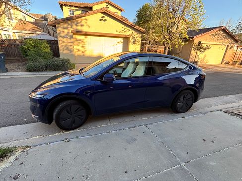 Used 2026 Tesla Model Y Long Range image 1