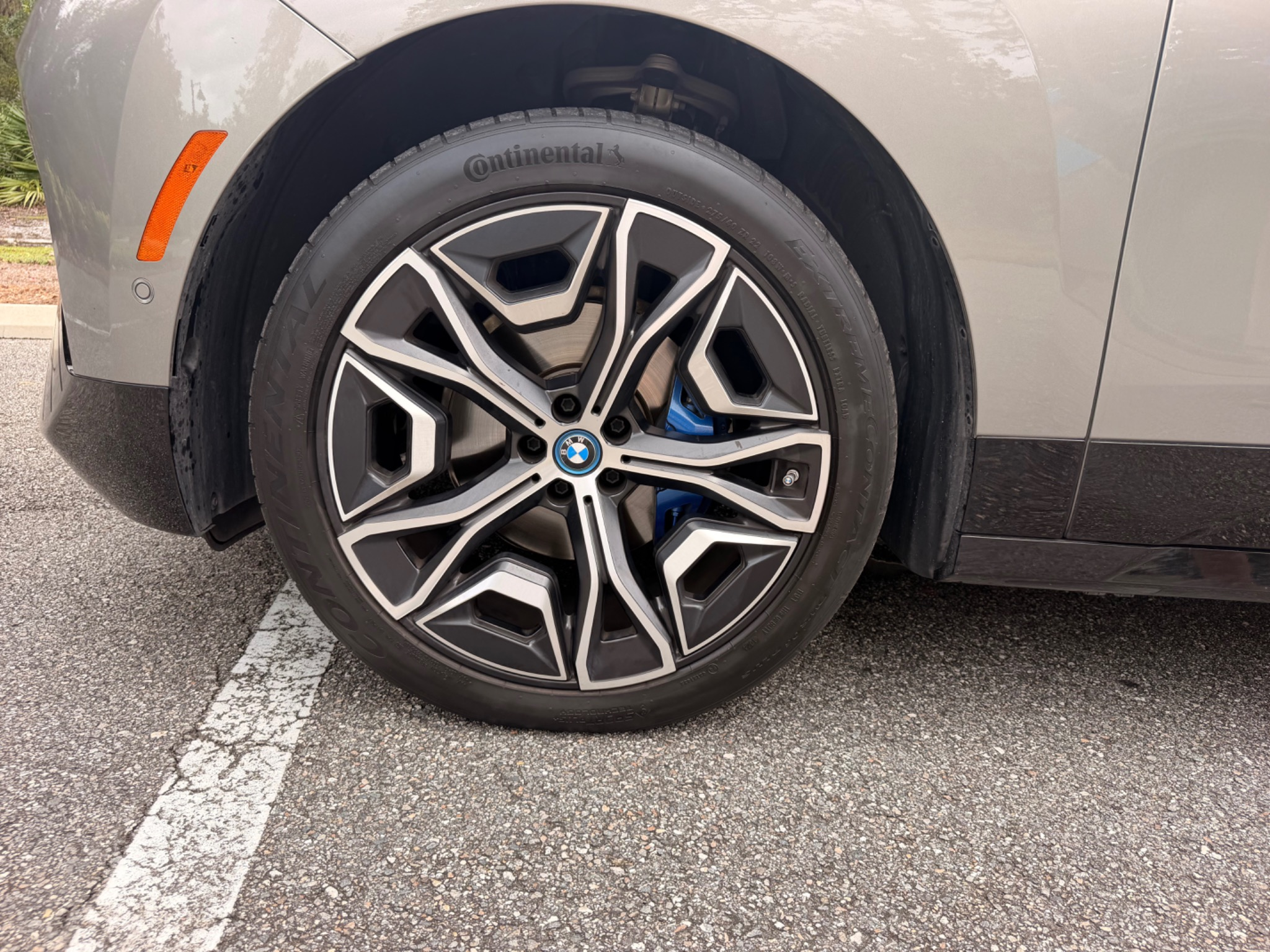 Used 2023 BMW iX xDrive50 w/ Sport Package AWD/4WD image 26