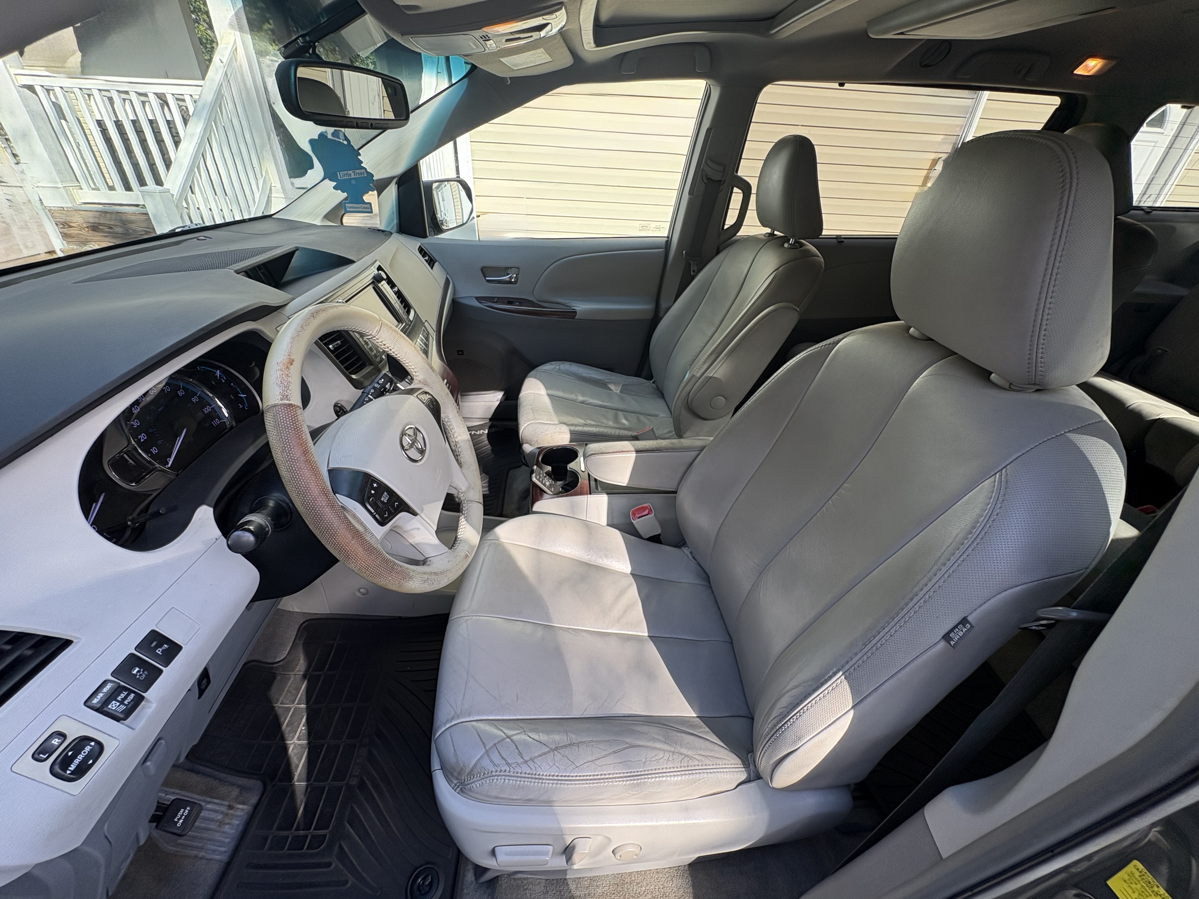 Used 2011 Toyota Sienna XLE FWD image 12