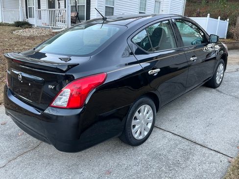 Used 2019 Nissan Versa SV image 4
