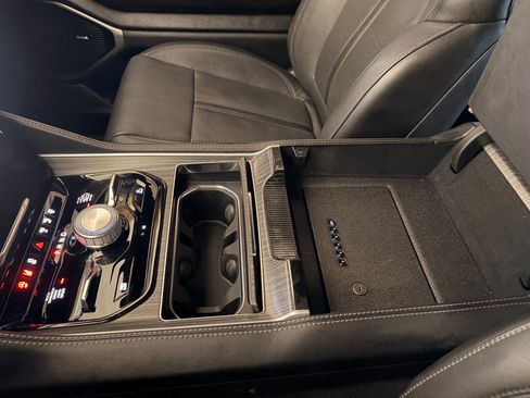 Used 2023 Jeep Wagoneer Series III w/ Premium Group I AWD/4WD image 11