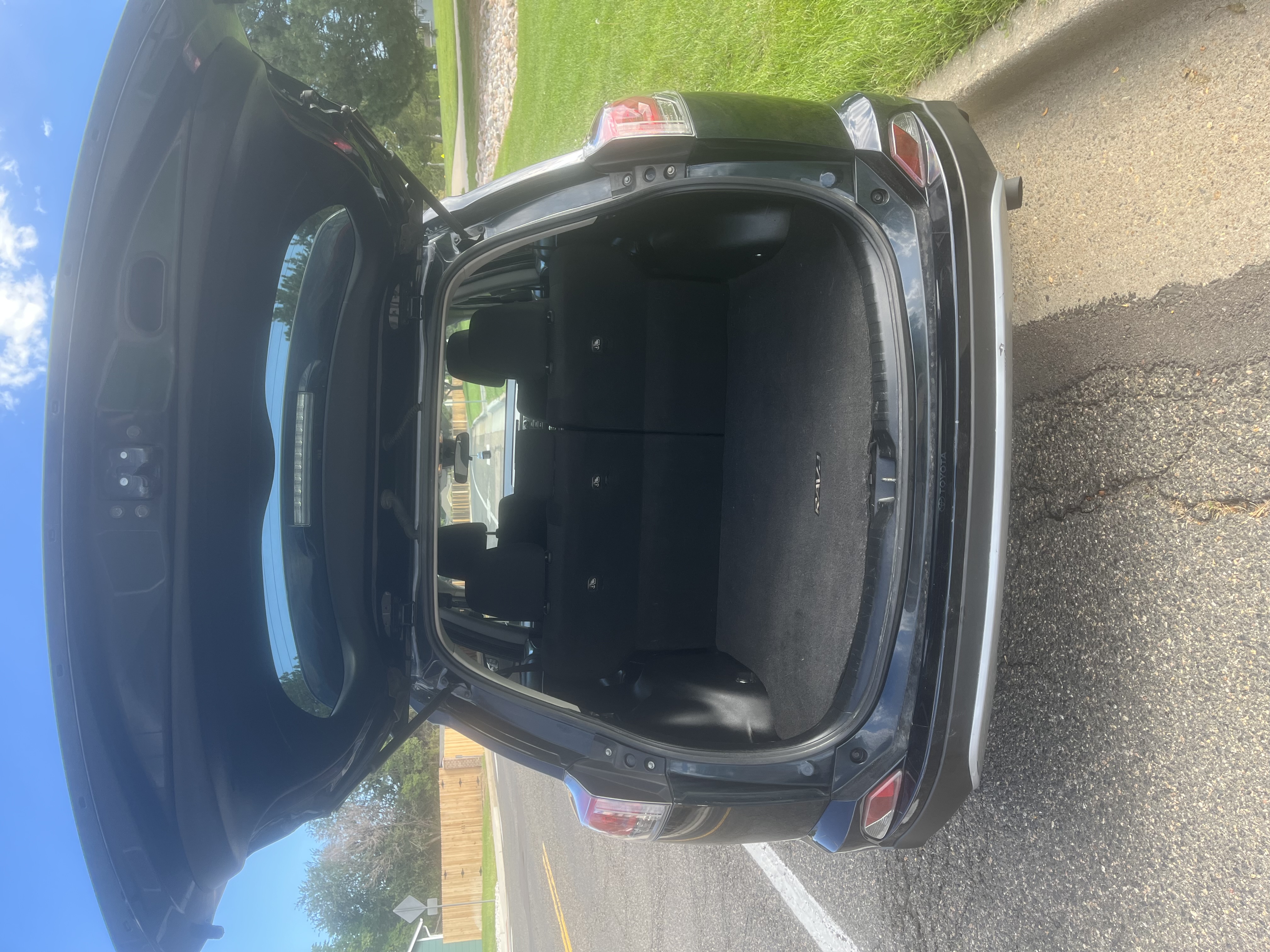 Used 2017 Toyota RAV4 XLE w/ Carpet Mat Package FWD image 10