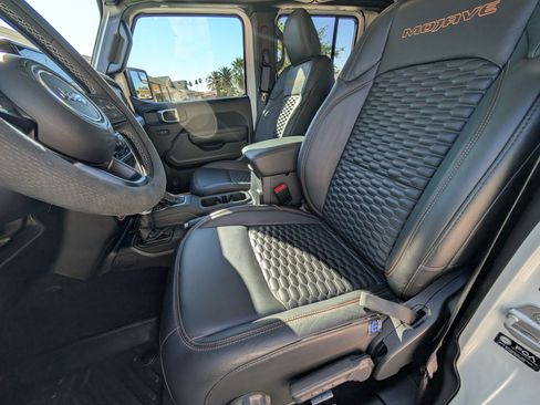 Used 2025 Jeep Gladiator Mojave w/ Convenience Group image 10