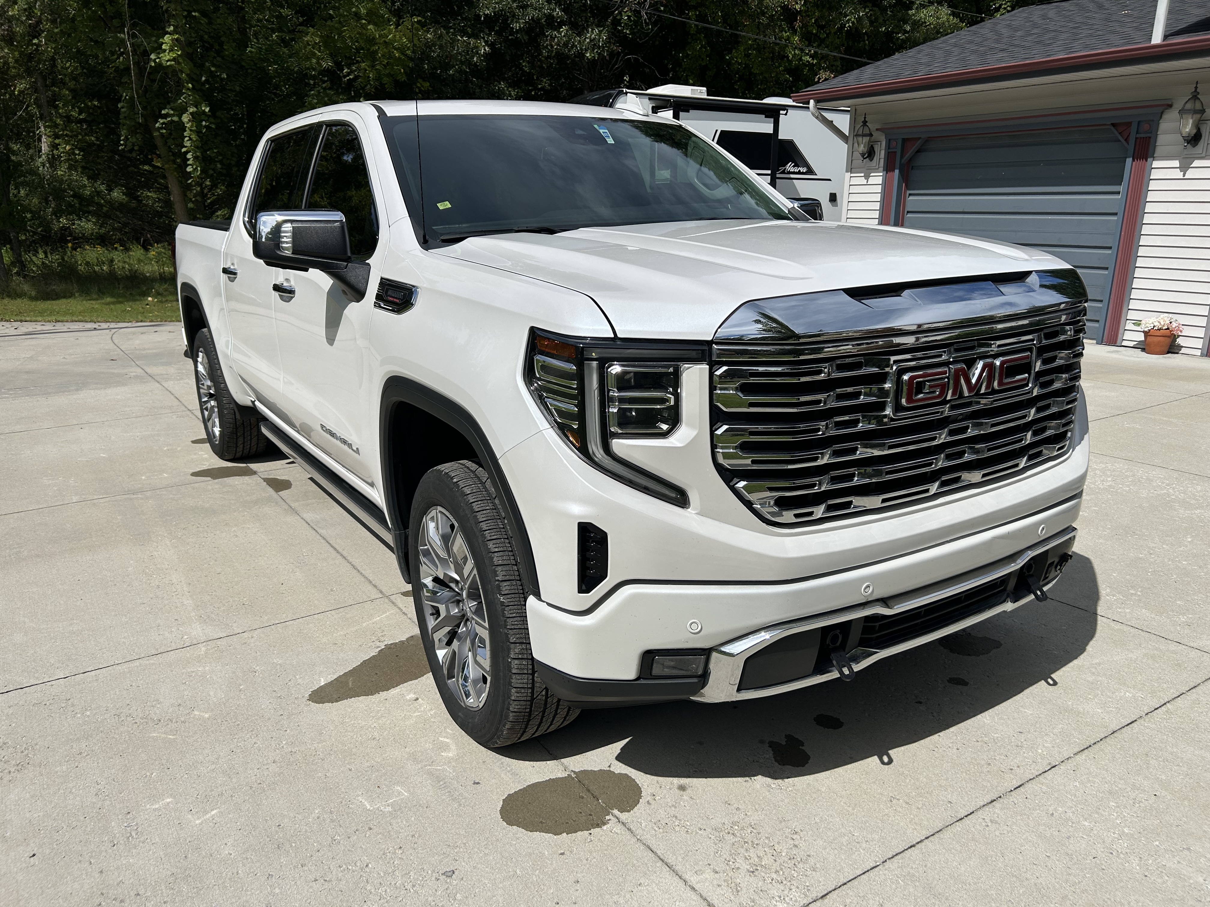 Used 2023 GMC Sierra 1500 Denali w/ Denali Reserve Package AWD/4WD image 2
