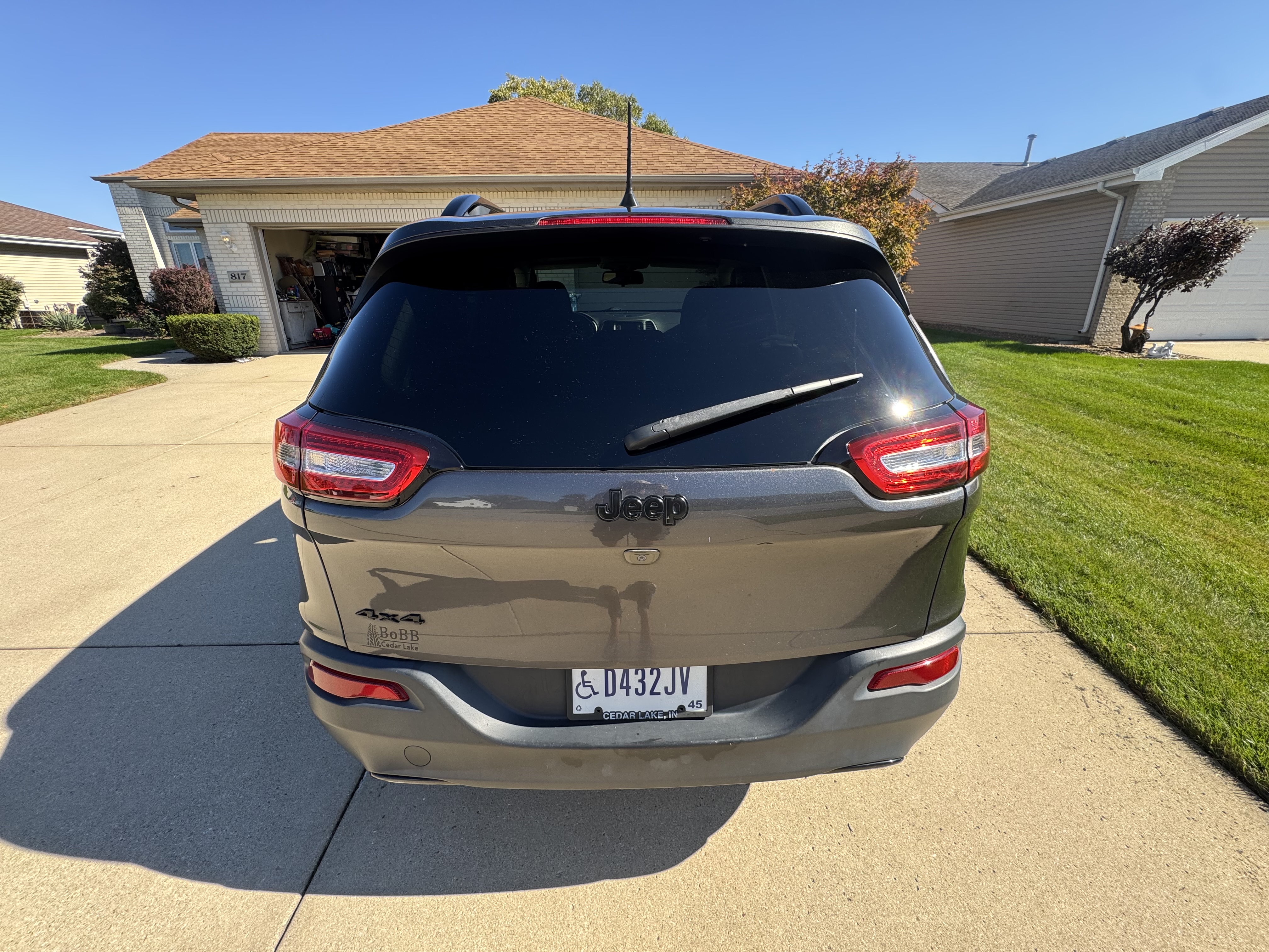 Used 2018 Jeep Cherokee Latitude w/ Altitude Package AWD/4WD image 2