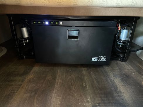 Used 2025 Mercedes-Benz Sprinter 2500 image 14